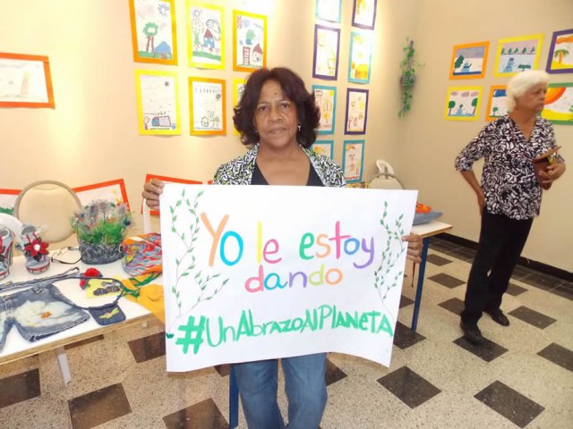 Taller de arte reciclado en la Biblioteca Infantil y Juvenil República Dominicana