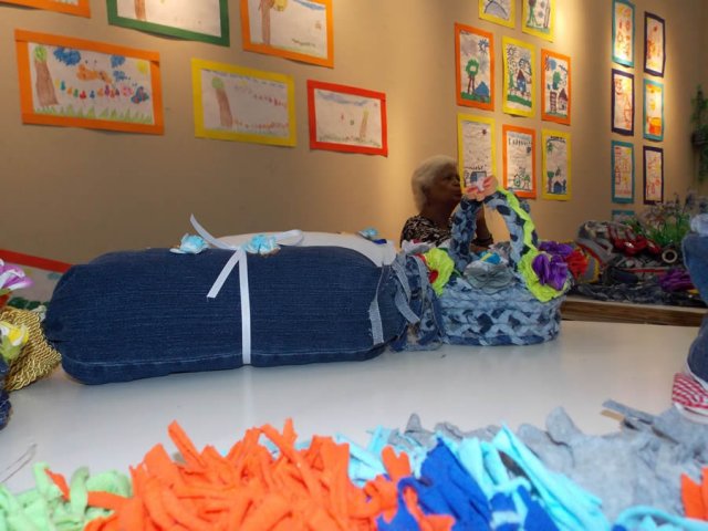 Taller de arte reciclado en la Biblioteca Infantil y Juvenil República Dominicana