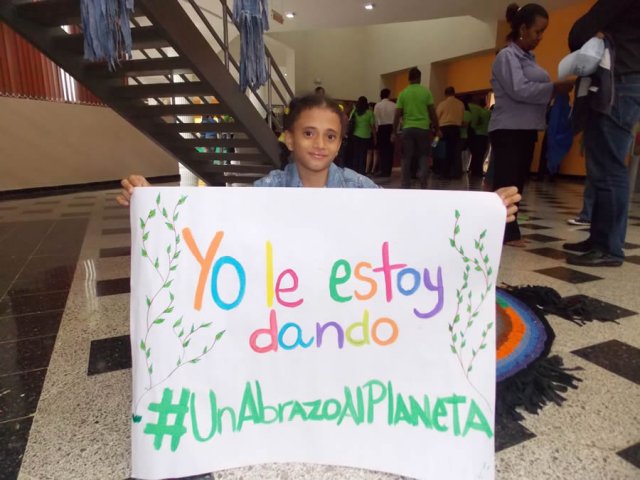 Taller de arte reciclado en la Biblioteca Infantil y Juvenil República Dominicana