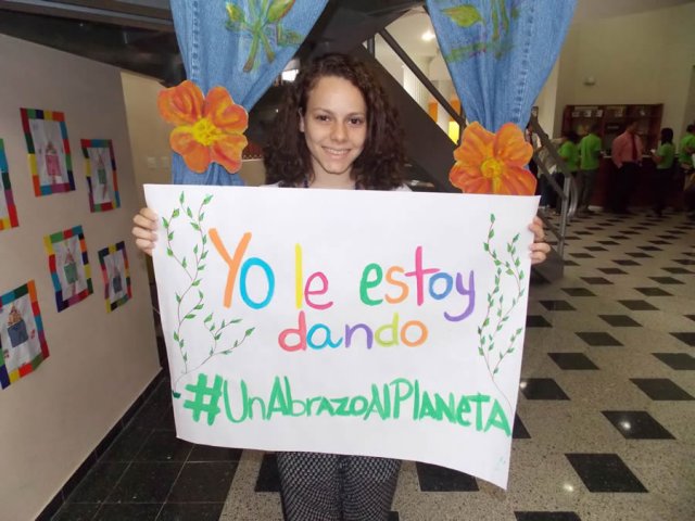 Taller de arte reciclado en la Biblioteca Infantil y Juvenil República Dominicana