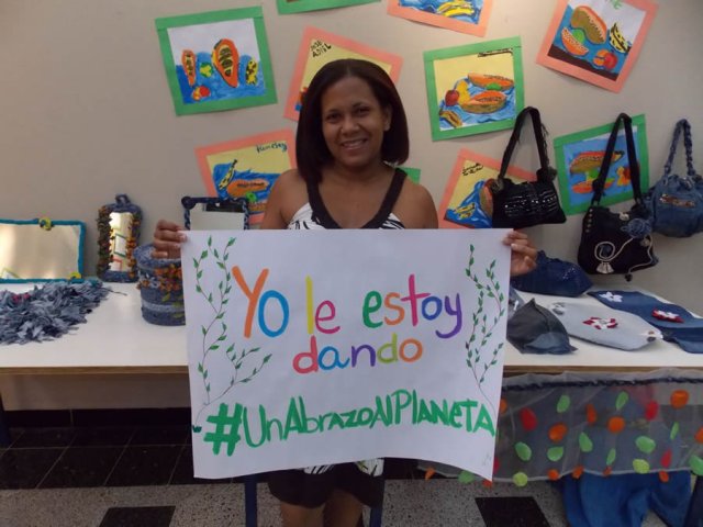 Taller de arte reciclado en la Biblioteca Infantil y Juvenil República Dominicana