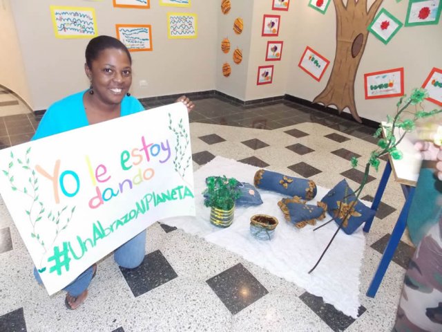 Taller de arte reciclado en la Biblioteca Infantil y Juvenil República Dominicana