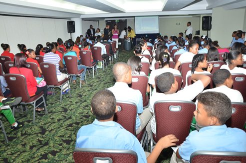 taller "Reciclando desde tu casa" durante la Segunda Feria de Semana de la Geografía