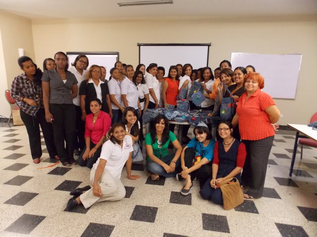 Taller de arte reciclado en la Biblioteca Infantil y Juvenil República Dominicana 