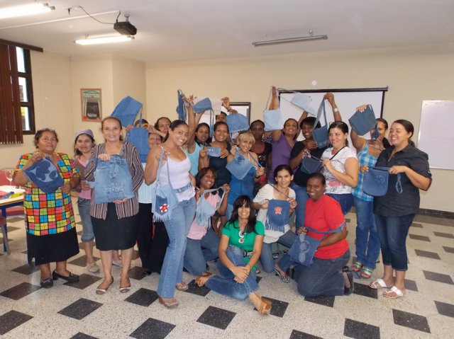 Taller de arte reciclado en la Biblioteca Infantil y Juvenil República Dominicana