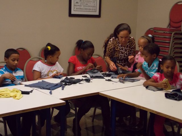 Taller de arte reciclado en la Biblioteca Infantil y Juvenil República Dominicana 