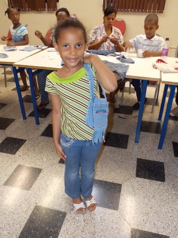 Taller de arte reciclado en la Biblioteca Infantil y Juvenil República Dominicana 