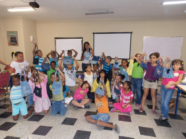 Taller de arte reciclado en la Biblioteca Infantil y Juvenil República Dominicana 