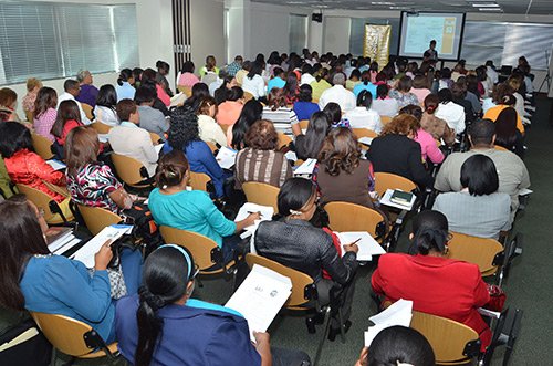 200 profesores dominicanos aprenden sobre el reciclaje creativo de la basura